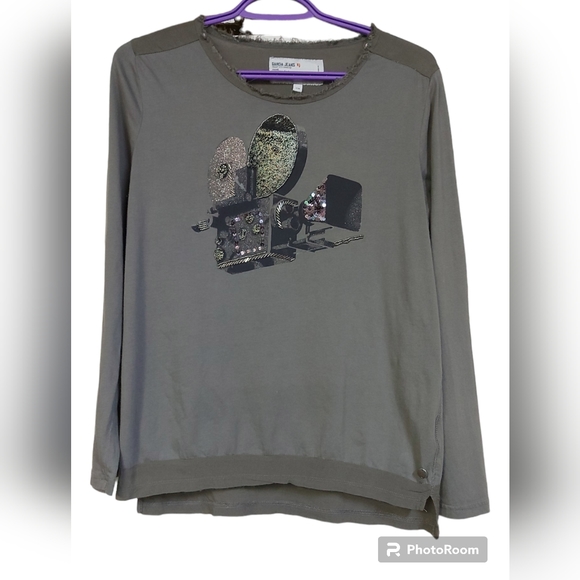 Garcia Jeans Top with Movie Camera Beaded & Sequin Decal 🚨 Sizing 🚨 - Picture 1 of 9